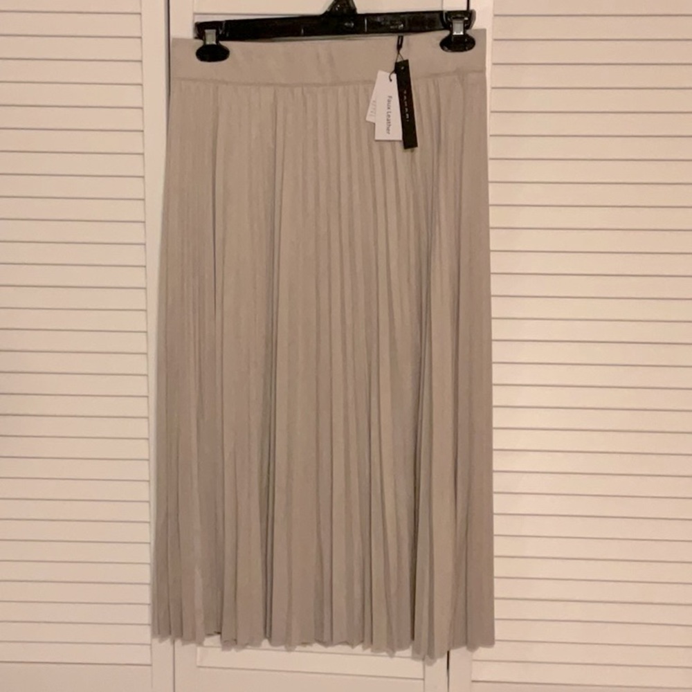 T Tahari New with tags “Faux Leather” Pleated Skirt, Size Large